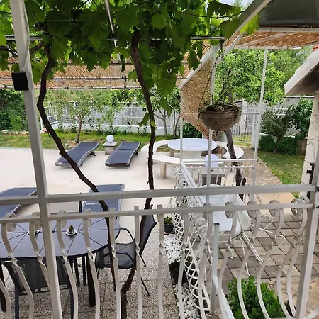 Ivana-20 Minutes From Split Holiday home